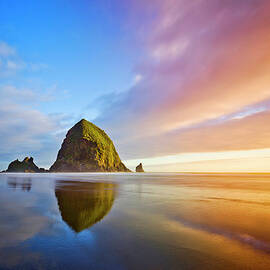 Haystack Rock On Cannon Beach by Chen Su